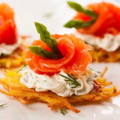 Apérogebäck mit Lachs und Spargel