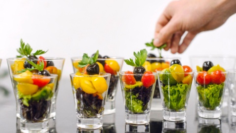 mehrere Gläser befüllt mit Salat