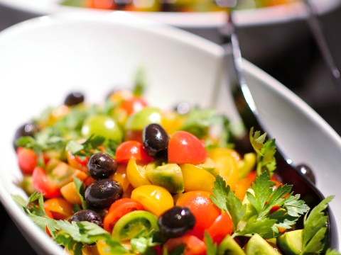 Salat mit Cocktailtomaten und schwarzen Oliven
