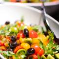 Salat mit Cocktailtomaten und schwarzen Oliven